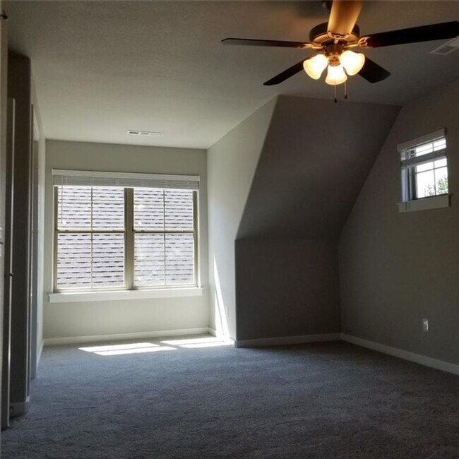 Building Photo - Nice 3 bedroom 3.5 bath near campus in Fayetteville