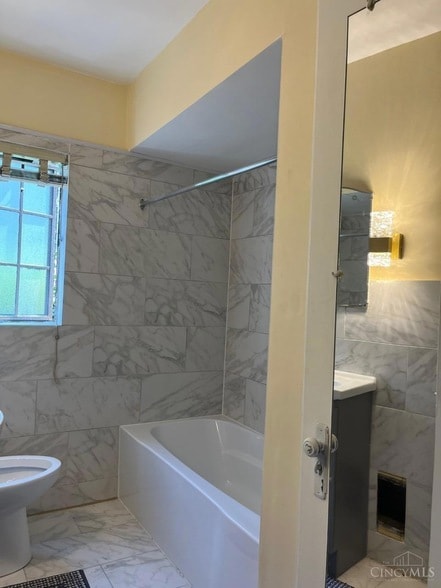 Building Photo - 10883 Reading Rd