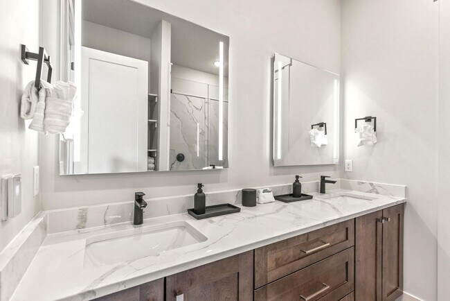 Building Photo - 6537 Silver Creek Dr