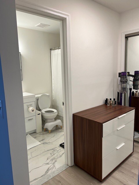 Master bedroom bathroom - 121 Timberbrook Ln