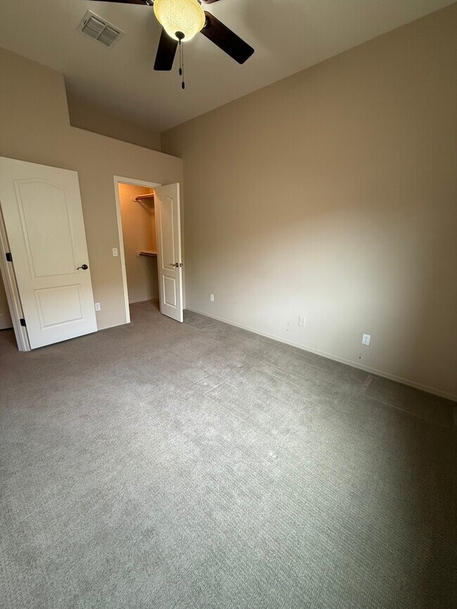 Building Photo - HOUSE FOR RENT