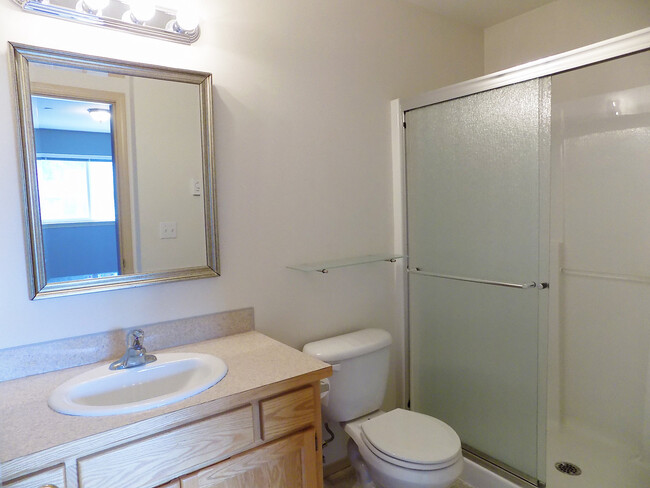 Building Photo - Roomy 2 Bedroom Condo With Washer & Dryer!...