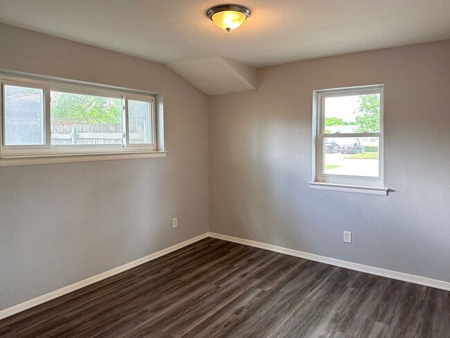 Building Photo - 4 Bedroom / 2 Bath / 2 Car Garage