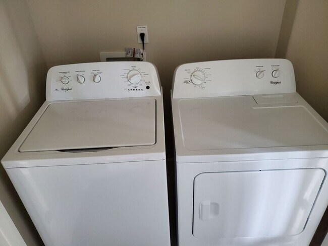 Building Photo - Great Community, Quiet Living Across from park Apply today!