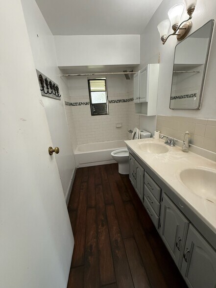 Building Photo - 1634 E 12th St