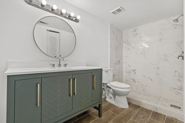 Building Photo - VENETIAN PLACE - 2nd floor • 1 BR 1 Bath - 735 ft²