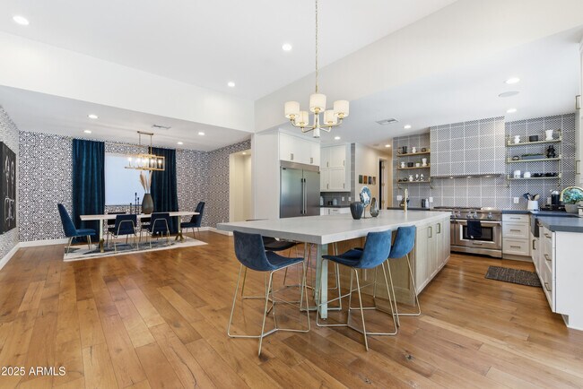 Building Photo - 4601 N Royal View Dr