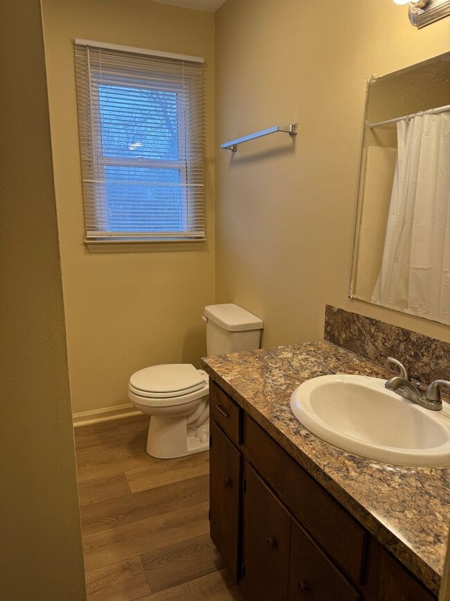 Building Photo - Two Bedroom Apartment in Statesville