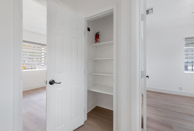 Building Photo - 323 NW 21st Ave