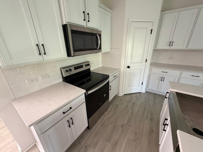 Building Photo - Room in Townhome on Pagebrook Ln