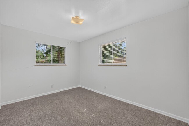 Building Photo - Cozy 2 bedroom duplex