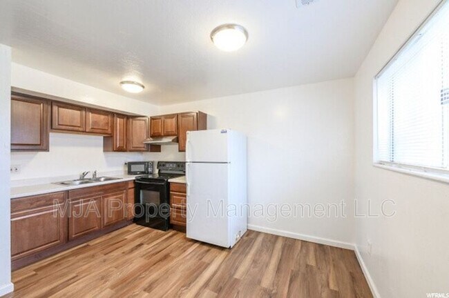Building Photo - 2523 S Lakecrest Dr