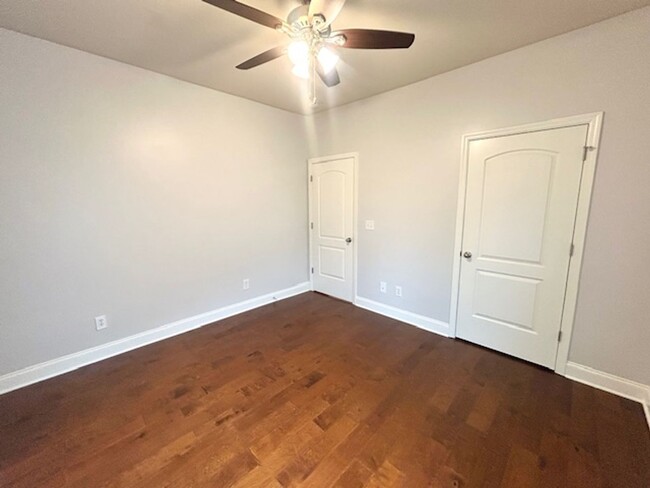 Building Photo - Spacious 4 bedroom, 3 bathroom single fami...