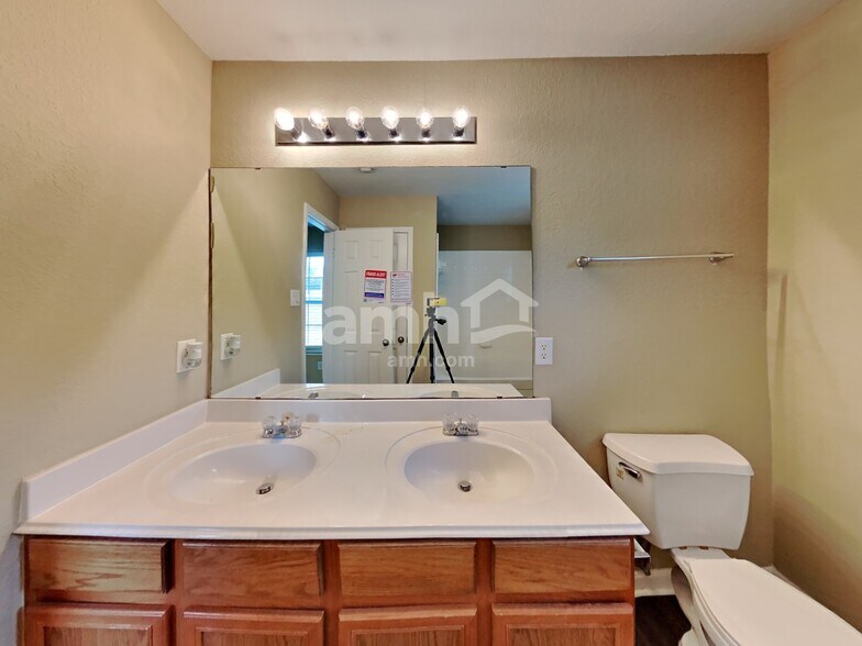 Building Photo - 6907 Oleander Grove Way