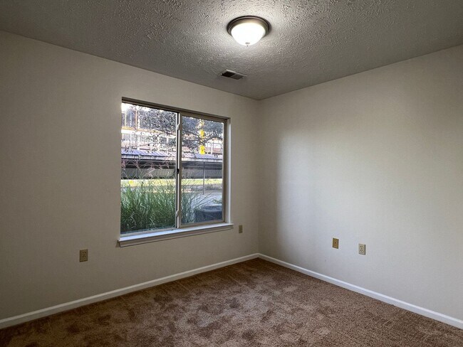 Building Photo - Downtown 2-Bdr 2-Bth Condo - First Floor -...