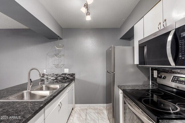 Building Photo - 286 W Palomino Dr