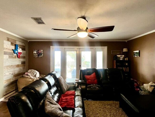 Building Photo - $500 OFF ON FIRST MONTH'S RENT! APPLICATION FEE WAIVED! 4 Beds, 3 Baths & Unbeatable Location — Y...