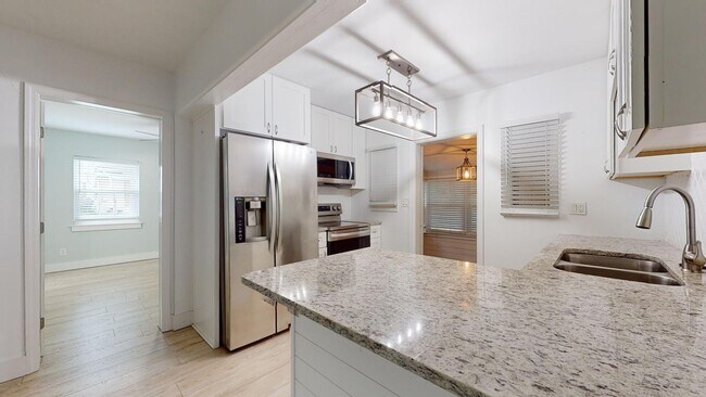 Building Photo - 214 15th Ave W