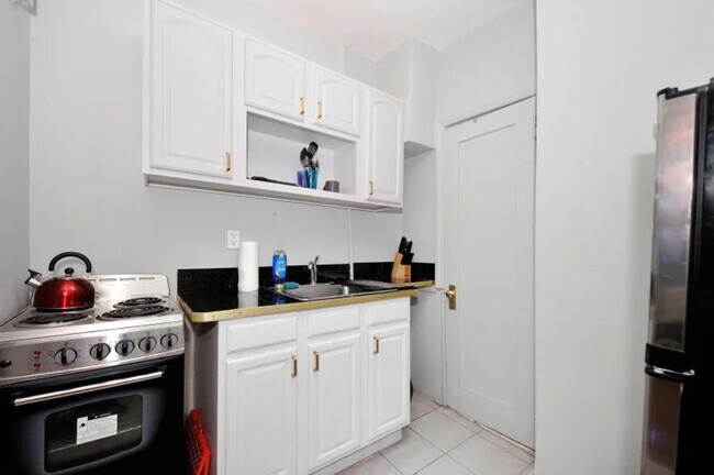 Building Photo - 165 E 90th St