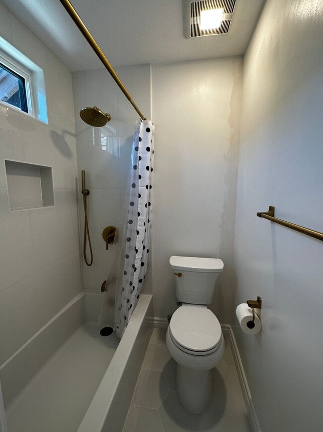 Building Photo - Townhouse in the heart of Pasadena