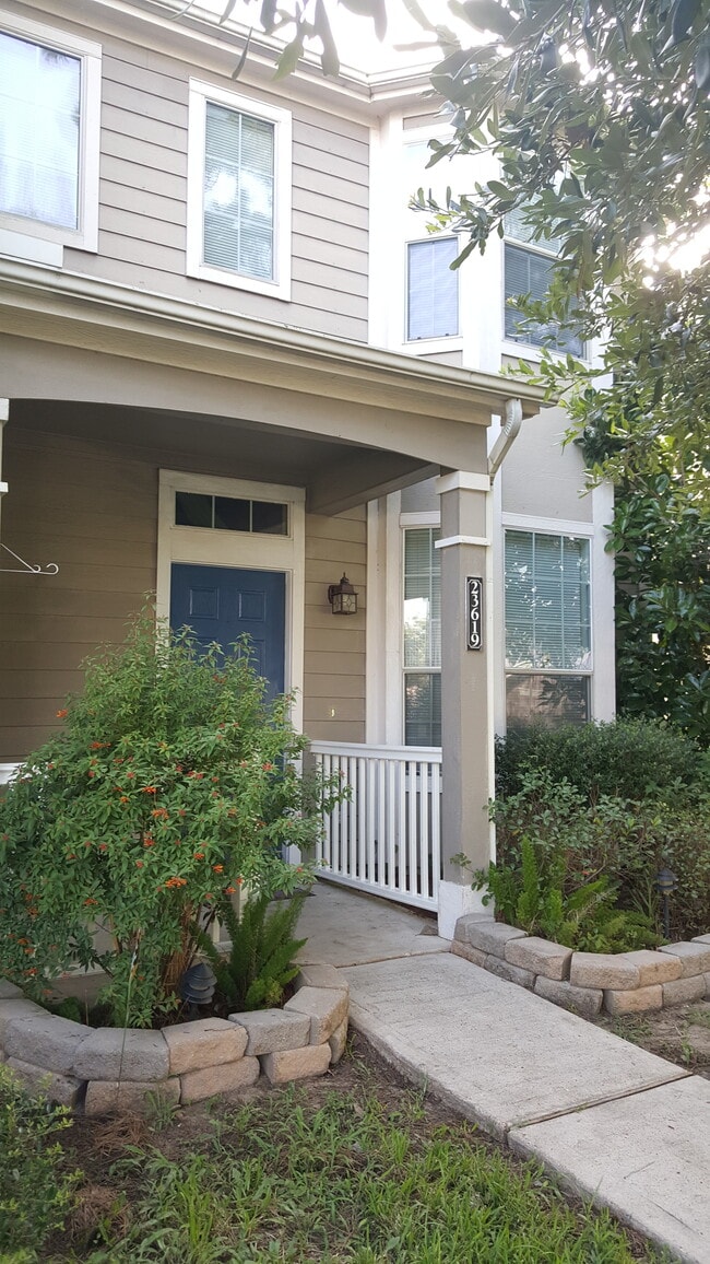 Friendly Neighbors, family atmospheres, children playground. Close to amenities &amp; expressways. - 23619 Twisting Falls Drive