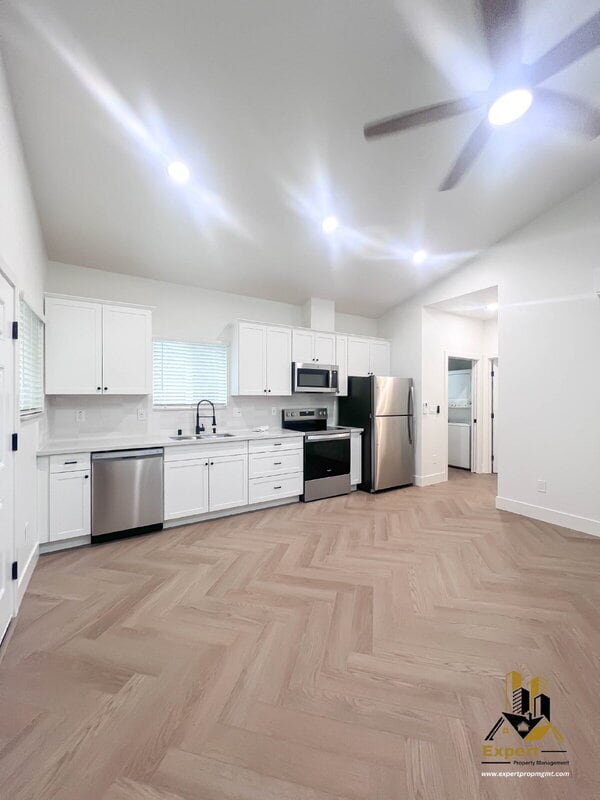 Building Photo - 125 B St