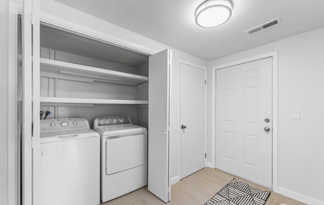 Building Photo - Newly Remodeled and Spacious 3 bedroom 1 b...