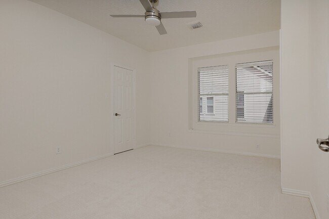 Building Photo - 122 E Lansdowne Cir