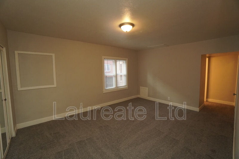 Building Photo - 935 E 8th Ave