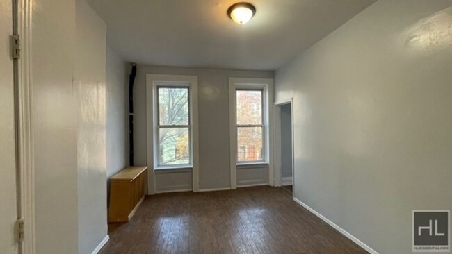 Building Photo - COZY & COMFORTABLE  VERY BRIGHT 2.5 BEDROO...