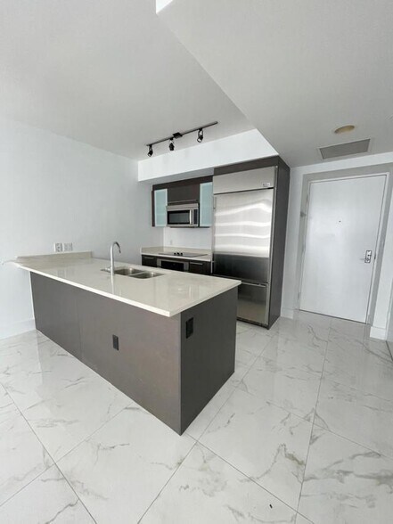 Building Photo - 500 Brickell Ave