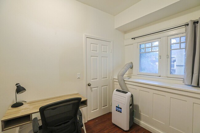 Building Photo - 2626 S Budlong Ave