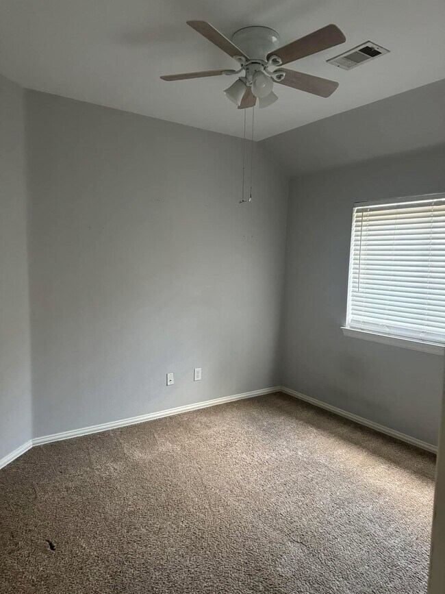Building Photo - 1398 Forest Oaks Ct