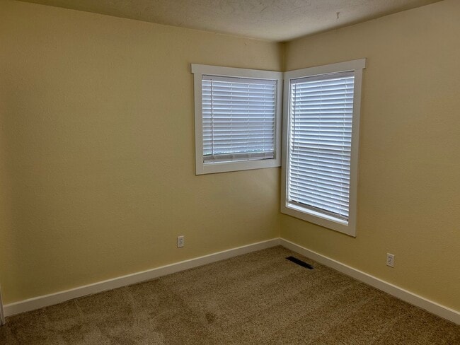 Building Photo - Updated Spacious Home!