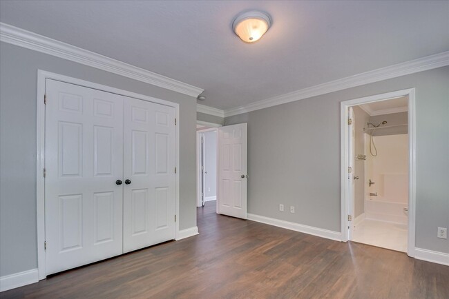 Building Photo - 2909 Aylesbury Dr