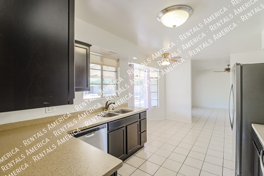 Building Photo - 4201 E Stanford Dr