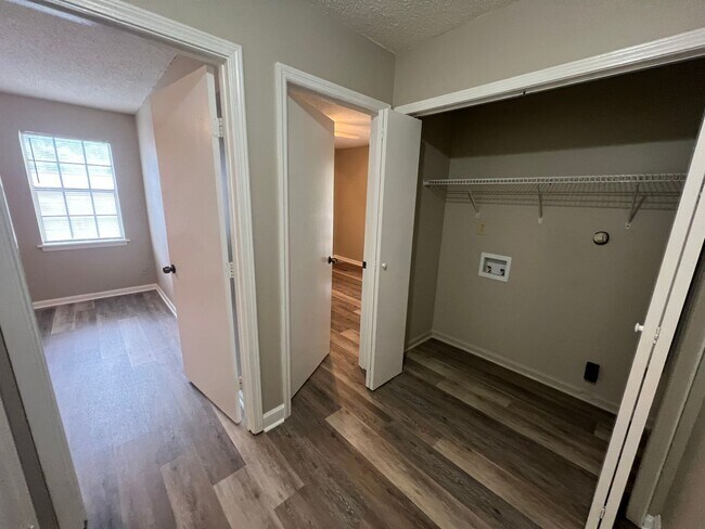 Building Photo - 3 bedroom 1 bathroom off Kicker Rd