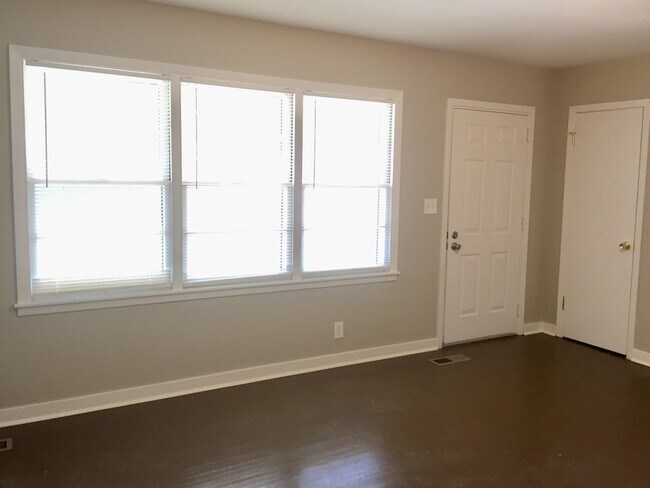 Building Photo - 756 Meadowbrook Dr