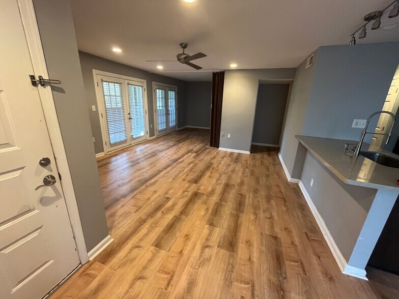 Building Photo - 417 W 8th St