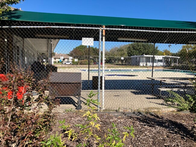 Building Photo - 626 Trailwood Ct