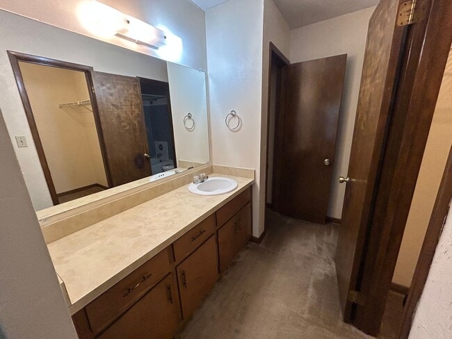 Building Photo - 2/2/ Walking Distance To Capital Regional ...