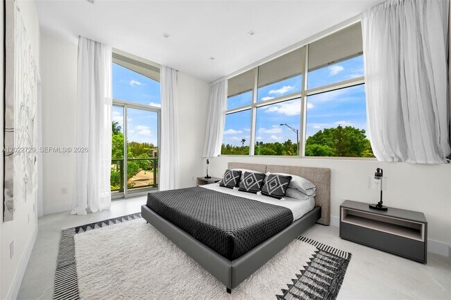 Building Photo - West 47th Street, Miami Beach, FL 33140 - 5 BR 5 BA single-family home
