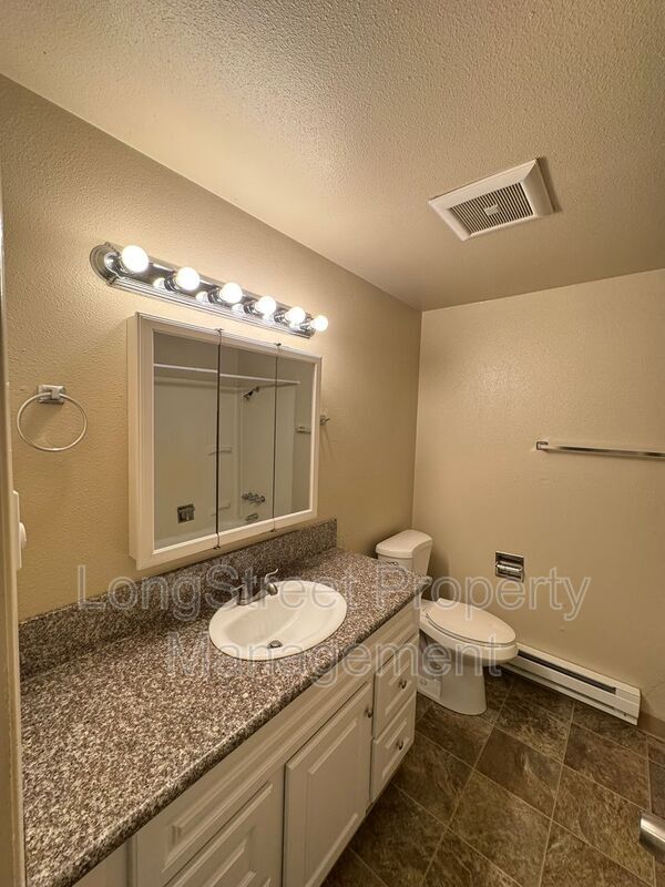 Building Photo - 970 NW Garfield Ave