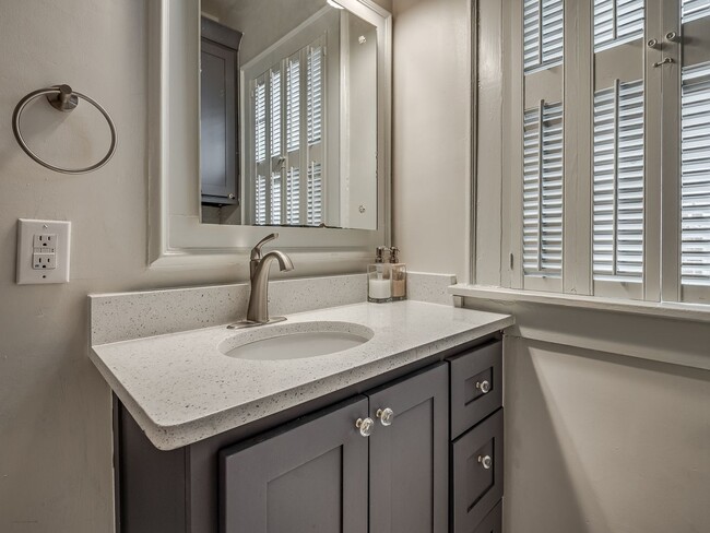 Building Photo - Stylish & Fully Furnished Home in the Hear...