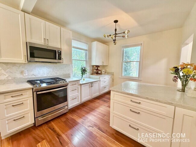 Building Photo - 4825 Butterworth Pl NW