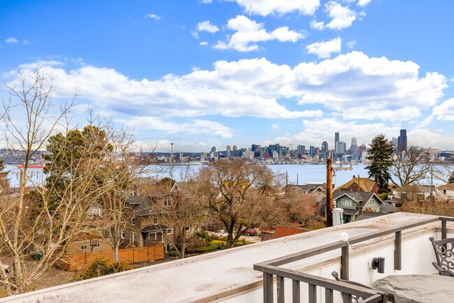 Building Photo - West Seattle Townhome - 3 Bedroom 2.5 Bath...