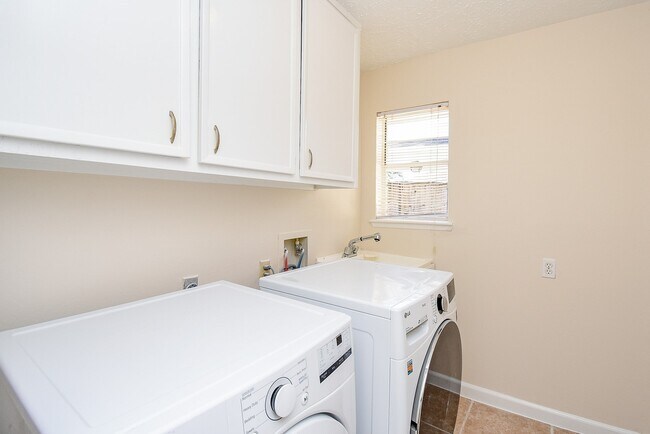 Building Photo - 2835 Pepperwood Dr