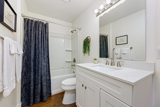Building Photo - 3 Bed 2.5 Bath Townhome in Prime Boise Location!
