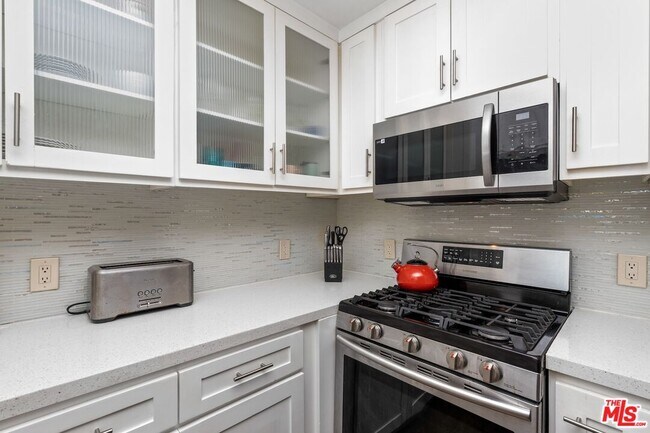 Building Photo - 6440 W 87th Pl