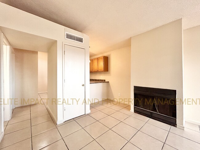 Building Photo - 425 E Thoroughbred St